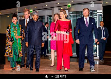 Amsterdam, Niederlande. 06. April 2022. König Willem-Alexander und Königin Maxima aus den Niederlanden nehmen an einem Konzert Teil, das der indische Präsident am zweiten Tag seines Staatsbesuchs in den Niederlanden, dem 6. April 2022, anbietet. Quelle: Patrick van Katwijk//dpa/Alamy Live News Stockfoto