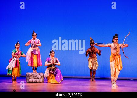 Amsterdam, Niederlande. 06. April 2022. König Willem-Alexander und Königin Maxima aus den Niederlanden nehmen an einem Konzert Teil, das der indische Präsident am zweiten Tag seines Staatsbesuchs in den Niederlanden, dem 6. April 2022, anbietet. Quelle: Patrick van Katwijk//dpa/Alamy Live News Stockfoto