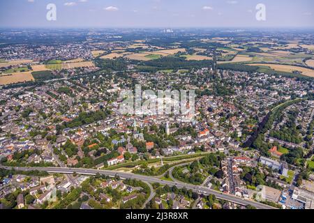 Luftaufnahme, Stadtzentrum mit katholischer Pfarrkirche zur Heiligen Familie und protestantisch-Pauluskirche, Sesekepark zwischen Maibrücke und Hochstraße wit Stockfoto