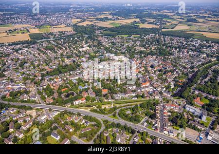 Luftaufnahme, Stadtzentrum mit katholischer Pfarrkirche zur Heiligen Familie und protestantisch-Pauluskirche, Sesekepark zwischen Maibrücke und Hochstraße wit Stockfoto