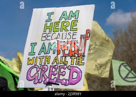 Westminster, London, Großbritannien. 9. April 2022. Extinction Rebellion Demonstranten blockieren Straßen und stören den Verkehr im Zentrum Londons, einschließlich Oxford Street, Regent Street und Westminster Stockfoto