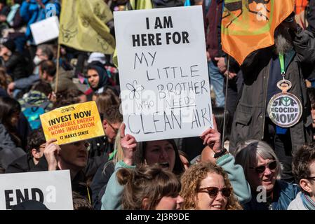 Westminster, London, Großbritannien. 9. April 2022. Extinction Rebellion Demonstranten blockieren Straßen und stören den Verkehr im Zentrum Londons, einschließlich Oxford Street, Regent Street und Westminster Stockfoto