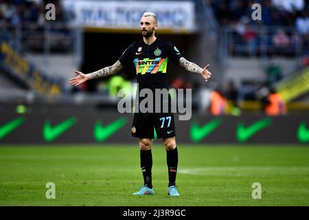 Mailand, Italien. 09. April 2022. Marcelo Brozovic vom FC Internazionale reagiert während des Fußballspiels der Serie A zwischen dem FC Internazionale und dem FC Hellas Verona. Kredit: Nicolò Campo/Alamy Live Nachrichten Stockfoto