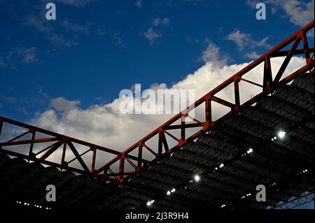 Mailand, Italien. 09. April 2022. Die Gesamtansicht des Giuseppe Meazza-Stadions (auch bekannt als San Siro) ist während des Fußballspiels der Serie A zwischen dem FC Internazionale und dem FC Hellas Verona zu sehen. Kredit: Nicolò Campo/Alamy Live Nachrichten Stockfoto