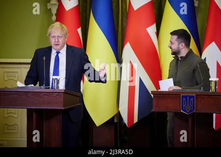 Der Präsident der Ukraine, Wolodymyr Zelenskyy, traf mit dem Premierminister des Vereinigten Königreichs, Boris Johnson, zusammen, der in Kiew, Ukraine, ankam Stockfoto