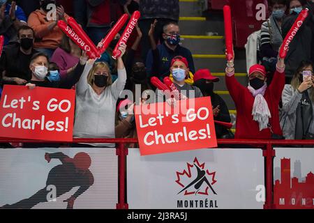 MONTREAL, KANADA - 9. APRIL: Kanadische Fans von Charles Hamelin aus Kanada werden am 2. Tag der ISU-Kurzbahnweltmeisterschaften in der Maurice Richard Arena am 9. April 2022 in Montreal, Kanada, gesehen (Foto: Andre Weening/Orange Picles) Stockfoto