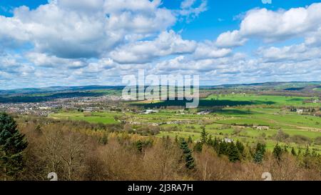 Marktstadt Otley, West Yorkshire und die umliegende Landschaft von Wharfedale von Otley Chevin aus gesehen. Wolken sammeln sich über dem Wharfe-Tal. Stockfoto