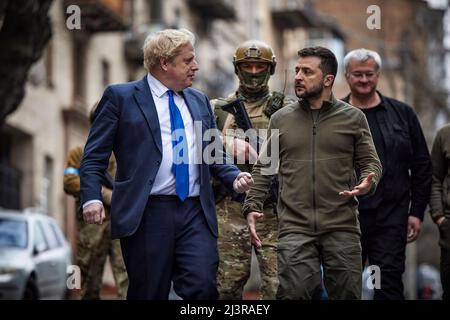 Der Präsident der Ukraine - Wolodymyr Zelenskyy geht mit dem Premierminister des Vereinigten Königreichs - Boris Johnson mit Sicherheitskräften durch die Straßen von Kiew. Der Präsident der Ukraine, Wolodymyr Zelenskyy, traf mit dem Premierminister des Vereinigten Königreichs, Boris Johnson, zusammen, der in Kiew, Ukraine, ankam Stockfoto