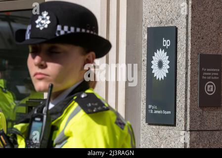 Westminster, London, Großbritannien. 9. April 2022. Extinction Rebellion Demonstranten blockieren Straßen und stören den Verkehr im Zentrum Londons, einschließlich Oxford Street, Regent Street und Westminster. Die BP-Büros waren ein Ziel von Protesten, wurden aber stark von der Polizei geschützt. Der globale Hauptsitz von BP befindet sich am St. James's Square im Zentrum von London Stockfoto