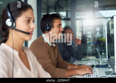 Nach und nach Verkaufsschlagenden. Aufnahme von Call Center-Agenten, die in einem Büro arbeiten. Stockfoto