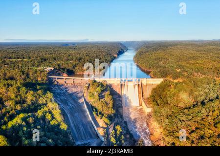 Wassereinzugsgebiet Warragamba Fluss und Staudamm im Großraum Sydney in den Blue Mountains - Blick aus der Luft. Stockfoto