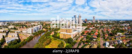 Parramatta River in Parramatta council of Western Sydney in Luftpanorama der modernen städtischen Skyline. Stockfoto