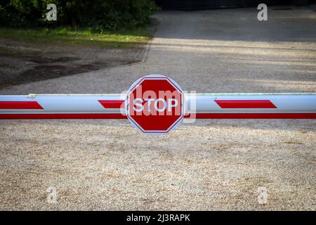 Rot-weißes Stoppschild an einer Schranke Stockfoto