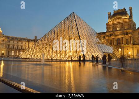 Paris, Frankreich - 18. November 2021: Blick auf das Musée du Louvre mit der Pyramide bei Nacht. Dies ist eines der beliebtesten Reiseziele von Franc Stockfoto