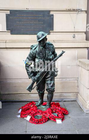 Denkmal eines Soldaten, Exchange Flags, Liverpool. Zum Gedenken an die Toten der Liverpool Cotton Association Stockfoto