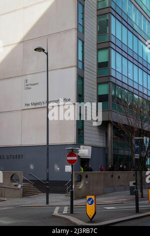 Liverpool HM Passport Office, Old Hall Street, Leute stehen Schlange Stockfoto