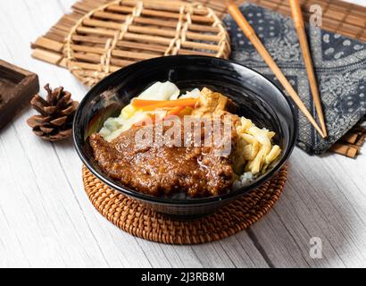 Fleischbrot Reis Bento in einer Schüssel isoliert auf Holz Tisch Seitenansicht taiwan Essen Stockfoto