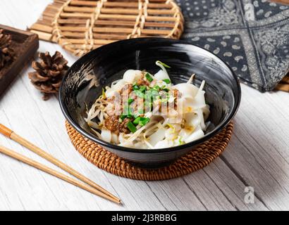 Big Kway Teow trocken in einer Schale isoliert auf Holz Tisch Seitenansicht taiwan Lebensmittel Stockfoto