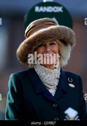 Aintree Racecourse. 9. April 2022. Aintree, Merseyside, England: Grand National Festival, Tag 3: Camilla, Herzogin von Cornwall wartet darauf, die Gewinner des Tropht-Gewinns an den Gewinner des Jahres 2022 Noble Yeats zu übergeben, Credit: Action Plus Sports/Alamy Live News Stockfoto