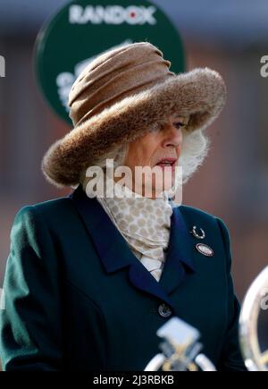 Aintree Racecourse. 9. April 2022. Aintree, Merseyside, England: Grand National Festival, Tag 3: Camilla, Herzogin von Cornwall wartet darauf, die Gewinner des Tropht-Gewinns an den Gewinner des Jahres 2022 Noble Yeats zu übergeben, Credit: Action Plus Sports/Alamy Live News Stockfoto