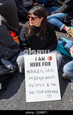 Westminster, London, Großbritannien. 9. April 2022. Extinction Rebellion Demonstranten blockieren Straßen und stören den Verkehr im Zentrum Londons, einschließlich Oxford Street, Regent Street und Westminster. Stockfoto