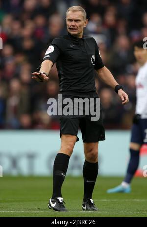 Villa Park. 9. April 2022. Premiership Football, Aston Villa versus Tottenham Hotspur; Schiedsrichter Graham Scott Kredit: Action Plus Sports/Alamy Live News Stockfoto