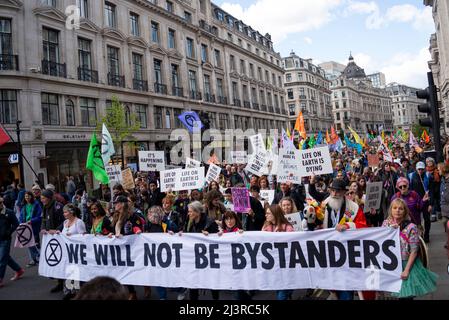 Westminster, London, Großbritannien. 9. April 2022. Extinction Rebellion Demonstranten blockieren Straßen und stören den Verkehr im Zentrum Londons, einschließlich Oxford Street, Regent Street und Westminster. Stockfoto