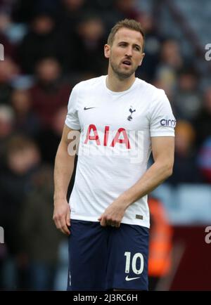 Villa Park. 9. April 2022. Premiership Football, Aston Villa versus Tottenham Hotspur; Harry Kane von Tottenham Hotspur Kredit: Action Plus Sports/Alamy Live News Stockfoto