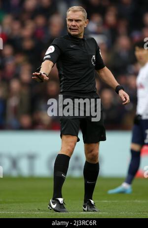 Villa Park. 9. April 2022. Premiership Football, Aston Villa versus Tottenham Hotspur; Schiedsrichter Graham Scott Kredit: Action Plus Sports/Alamy Live News Stockfoto