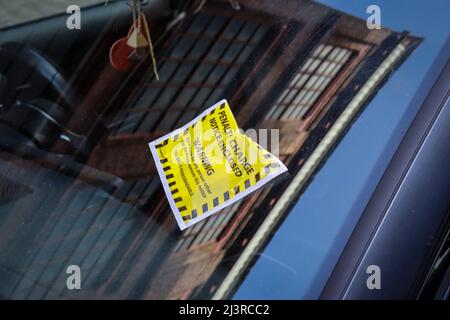 Hinweis zu Strafgebühren an der Windschutzscheibe des Fahrzeugs Stockfoto