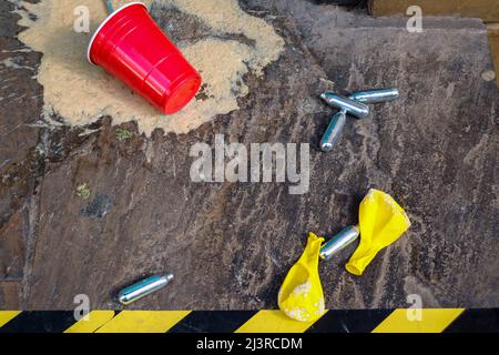 Nitrous Drug Abuse, NOS-Kanister und Ballons Stockfoto