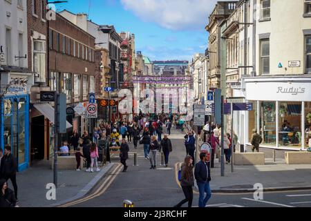 Blick auf die Bold Street, Liverpool, mit Einkaufsbummel und blauem Himmel Stockfoto