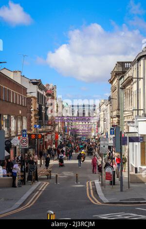 Blick auf die Bold Street, Liverpool, mit Einkaufsbummel und blauem Himmel Stockfoto