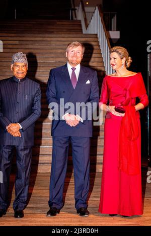 Amsterdam, Niederlande. 06. April 2022. König Willem-Alexander und Königin Maxima aus den Niederlanden nehmen an einem Konzert Teil, das der indische Präsident am zweiten Tag seines Staatsbesuchs in den Niederlanden, dem 6. April 2022, anbietet. Quelle: Patrick van Katwijk//dpa/Alamy Live News Stockfoto