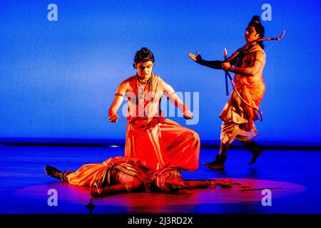 Amsterdam, Niederlande. 06. April 2022. König Willem-Alexander und Königin Maxima aus den Niederlanden nehmen an einem Konzert Teil, das der indische Präsident am zweiten Tag seines Staatsbesuchs in den Niederlanden, dem 6. April 2022, anbietet. Quelle: Patrick van Katwijk//dpa/Alamy Live News Stockfoto