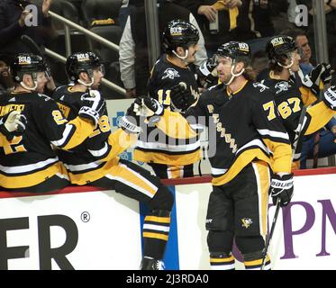 Pittsburgh, Usa. 09. April 2022. Pittsburgh Penguins Center Jeff Carter (77) feiert sein Tor in der ersten Periode gegen die Washington Capitals in der PPG Paints Arena in Pittsburgh am Samstag, den 9. April 2022. Foto von Archie Corper/UPI Credit: UPI/Alamy Live News Stockfoto