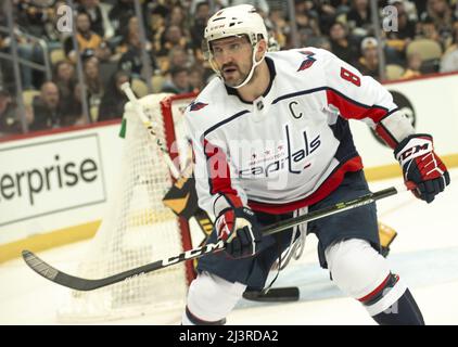 Pittsburgh, Usa. 09. April 2022. Die Washington Capitals hatten Alex Ovechkin (8) während der ersten Periode gegen die Pittsburgh Penguins in der PPG Paints Arena in Pittsburgh am Samstag, den 9. April 2022, den linken Flügel. Foto von Archie Corper/UPI Credit: UPI/Alamy Live News Stockfoto