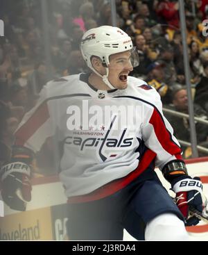 Pittsburgh, Usa. 09. April 2022. Der Verteidiger der Washington Capitals Nick Jensen (3) feiert sein Tor in der ersten Periode gegen die Pittsburgh Penguins in der PPG Paints Arena in Pittsburgh am Samstag, den 9. April 2022. Foto von Archie Corper/UPI Credit: UPI/Alamy Live News Stockfoto