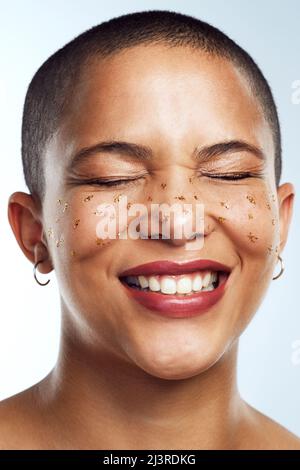 Wenn es sich gut anfühlt, für mich zu leben. Studioaufnahme einer schönen jungen Frau, die mit glitzernden Sommersprossen auf ihrem Gesicht posiert. Stockfoto