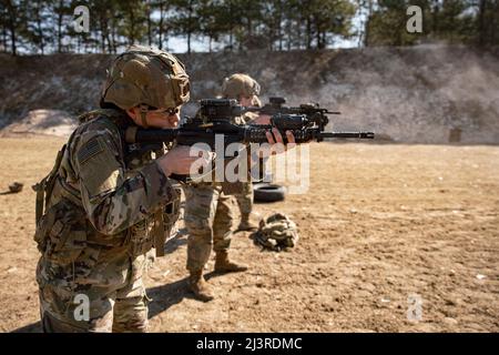 Ein US-Fallschirmjäger, der dem 3. Brigade Combat Team, der 82. Airborne Division, zugewiesen wurde, greift Ziele während einer Live-Feuer-Trainingsveranstaltung in Zamość, Polen, am 21. März 2022 an. Die 82. Airborne Division wird derzeit auf Einladung unserer polnischen Verbündeten nach Polen entsandt, um unsere Bereitschaft zu stärken und unsere NATO-Allianz zu stärken. (USA Marine Corps Foto von Sgt. Claudia Nix) Stockfoto