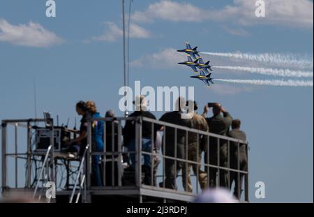 Vier Blue Angels der US Navy führen eine Luftdemonstration durch, während Mitglieder der Airshow die Titanen der Flight Air Expo, Joint Base Charleston, South Carolina, leiten, 8. April 2022. Die Airshow zeigt mehr als 50 Demonstrationsaufführungen und statische Flugzeugvorführungen. (USA Luftwaffe Foto von Senior Airman Bryan Guthrie) Stockfoto