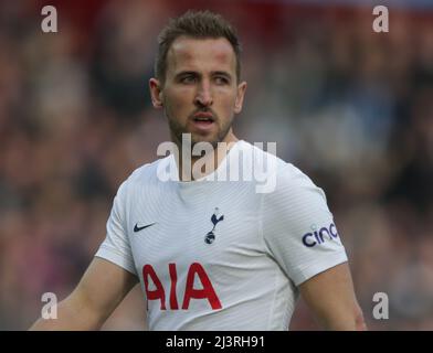 Villa Park. 9. April 2022. Premiership Football, Aston Villa versus Tottenham Hotspur; Harry Kane von Tottenham Hotspur Kredit: Action Plus Sports/Alamy Live News Stockfoto
