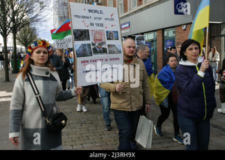 (ANMERKUNG DER REDAKTION: Bild enthält Obszönität)Ein ukrainischer Protestler hält ein Plakat mit Wladimir Putins Bild und den Worten "vernichtet den Fänger" während eines lautstarken Protestes gegen die russische Invasion in der Ukraine. Rund 200 Mitglieder der ukrainischen Gemeinde in Manchester sowie Ukrainer des Kulturzentrums „Dnipro“ marschierten durch das Stadtzentrum. Sie forderten ein Ende der Feindseligkeiten, der Invasion und des Mordes an Zivilisten, die gegen sie verübt wurden, seit Russland im Februar dieses Jahres ohne Provokation in die Ukraine einmarschierte. Viele ukrainische Kinder waren bei der demonstration der placa anwesend Stockfoto