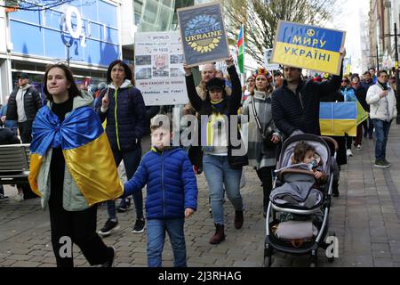 Ukrainische Demonstranten in Manchester marschieren, während sie während der Demonstration Plakate halten. Rund 200 Mitglieder der ukrainischen Gemeinde in Manchester sowie Ukrainer des Kulturzentrums „Dnipro“ marschierten durch das Stadtzentrum. Sie forderten ein Ende der Feindseligkeiten, der Invasion und des Mordes an Zivilisten, die gegen sie verübt wurden, seit Russland im Februar dieses Jahres ohne Provokation in die Ukraine einmarschierte. Viele ukrainische Kinder waren anwesend, als sie plakate hielten, auf denen die Gräueltaten der russischen Armee in Städten wie Bucha und Kramatorsk hervorgehoben wurden. Stockfoto