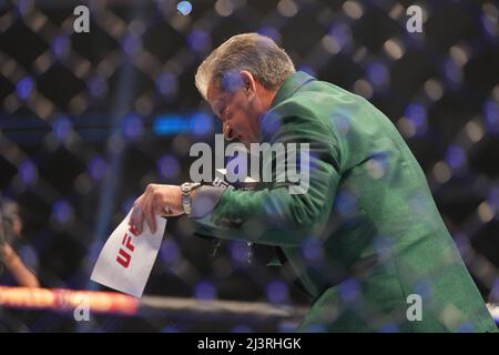 JACKSONVILLE, FL - 9. APRIL: Bruce Buffer während der UFC 273 Veranstaltung in der Vystar Memorial Arena am 9. April 2022 in Jacksonville, Florida, USA. (Foto von Louis Grasse/PxImages) Credit: Px Images/Alamy Live News Stockfoto