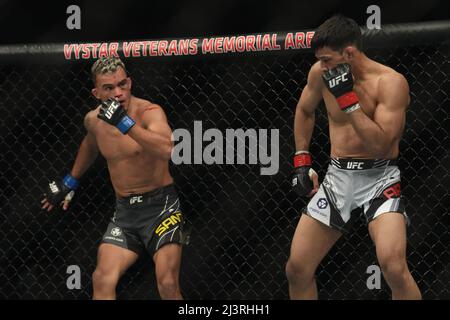 JACKSONVILLE, FL - 9. APRIL: (R-L) Julio Arce kämpft am 9. April 2022 in Jacksonville, Florida, USA, gegen Daniel Santos in ihrem Catchweight-Kampf während des UFC 273-Events in der Vystar Memorial Arena. (Foto von Louis Grasse/PxImages) Credit: Px Images/Alamy Live News Stockfoto