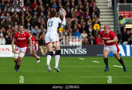 England Gegen Wales Six Nations Gloucester 9. April 2022. Helena Rowland aus England gewinnt den Ball beim TikTok Women's Six Nations Rugby Championship Match, England Red Roses vs Wales Rugby im Kingsholm Stadium Gloucester Stockfoto