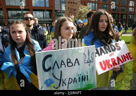 Ukrainische Demonstranten in Manchester marschieren, während sie während der Demonstration Plakate halten. Rund 200 Mitglieder der ukrainischen Gemeinde in Manchester sowie Ukrainer des Kulturzentrums „Dnipro“ marschierten durch das Stadtzentrum. Sie forderten ein Ende der Feindseligkeiten, der Invasion und des Mordes an Zivilisten, die gegen sie verübt wurden, seit Russland im Februar dieses Jahres ohne Provokation in die Ukraine einmarschierte. Viele ukrainische Kinder waren anwesend, als sie plakate hielten, auf denen die Gräueltaten der russischen Armee in Städten wie Bucha und Kramatorsk hervorgehoben wurden. (Foto von Andrew McCoy / Stockfoto