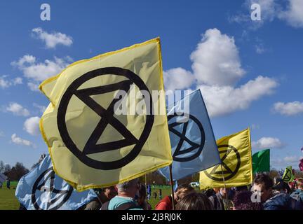 London, Großbritannien. 09. April 2022. Demonstranten halten während des Protestes im Hyde Park Rebellion-Flaggen für das Aussterben. Tausende von Demonstranten marschierten durch das Zentrum Londons und blockierten die Straßen und forderten die Regierung auf, fossile Brennstoffe zu beenden und gegen den Klimawandel zu handeln. Kredit: SOPA Images Limited/Alamy Live Nachrichten Stockfoto