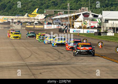 Rio de Janeiro, Rio de Janeiro, Brasilien. 9. April 2022. Motorsport: Die Stock Series findet auf einer Rennstrecke am Flughafen Galeao in Rio de Janeiro statt. 9. April 2022, Rio de Janeiro, Brasilien: Autos auf der Strecke während des Rennens 1 der Stock Series, des Galeao Grand Prix, auf der Caca-Xeno-Strecke, die am Tom Jobim International Airport (Galeao, in Rio de Janeiro) auf der Stock Car Circuit 2022 Stock Car Pro Series Stage am Samstag (9) aufgestellt wurde. Fahrer Arthur Leist (Auto 81) gewinnt das Rennen der Stock Series 1. Bild: Carlos Santtos/TheNews2 (Bild: © Carlos Santtos/TheNEWS2 via ZUMA Press Wire) Stockfoto